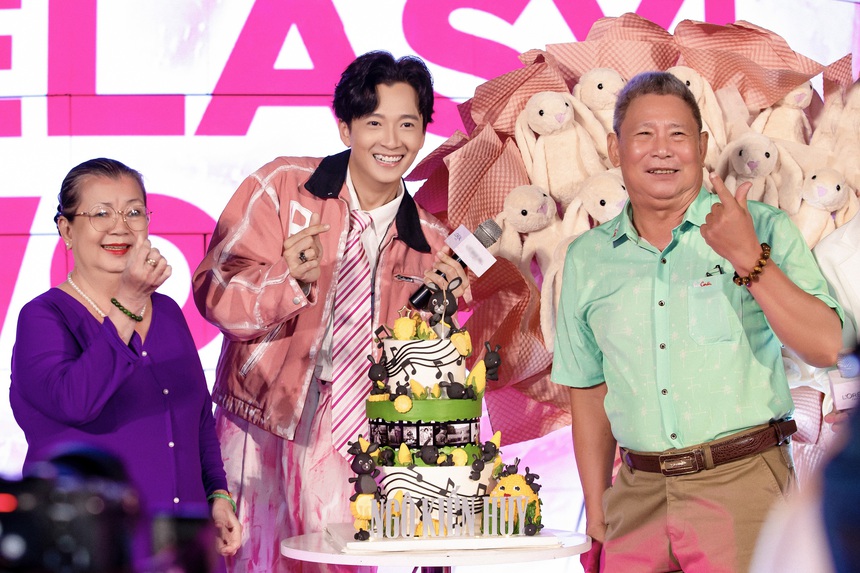 Ba mẹ đến ủng hộ Ngô Kiến Huy ở fan meeting mừng 15 năm làm nghệ thuật - Ảnh 6.