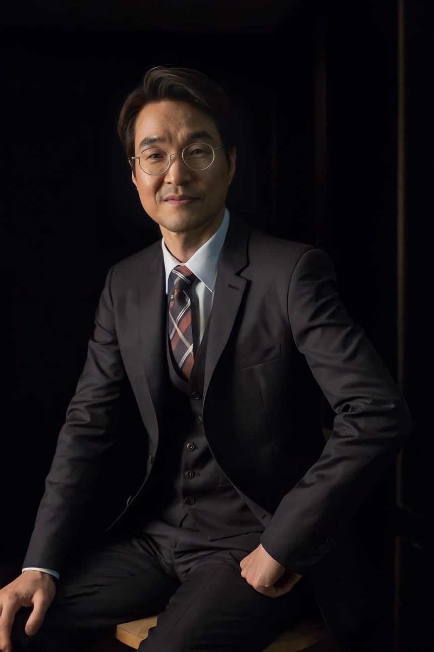 "Ảnh đế" Han Suk Kyu vào vai "gà trống nuôi con" trong "Kẻ phản bội thân mật" - Ảnh 5. "Ảnh đế" Han Suk Kyu vào vai "gà trống nuôi con" trong "Kẻ phản bội thân mật" - Ảnh 5.