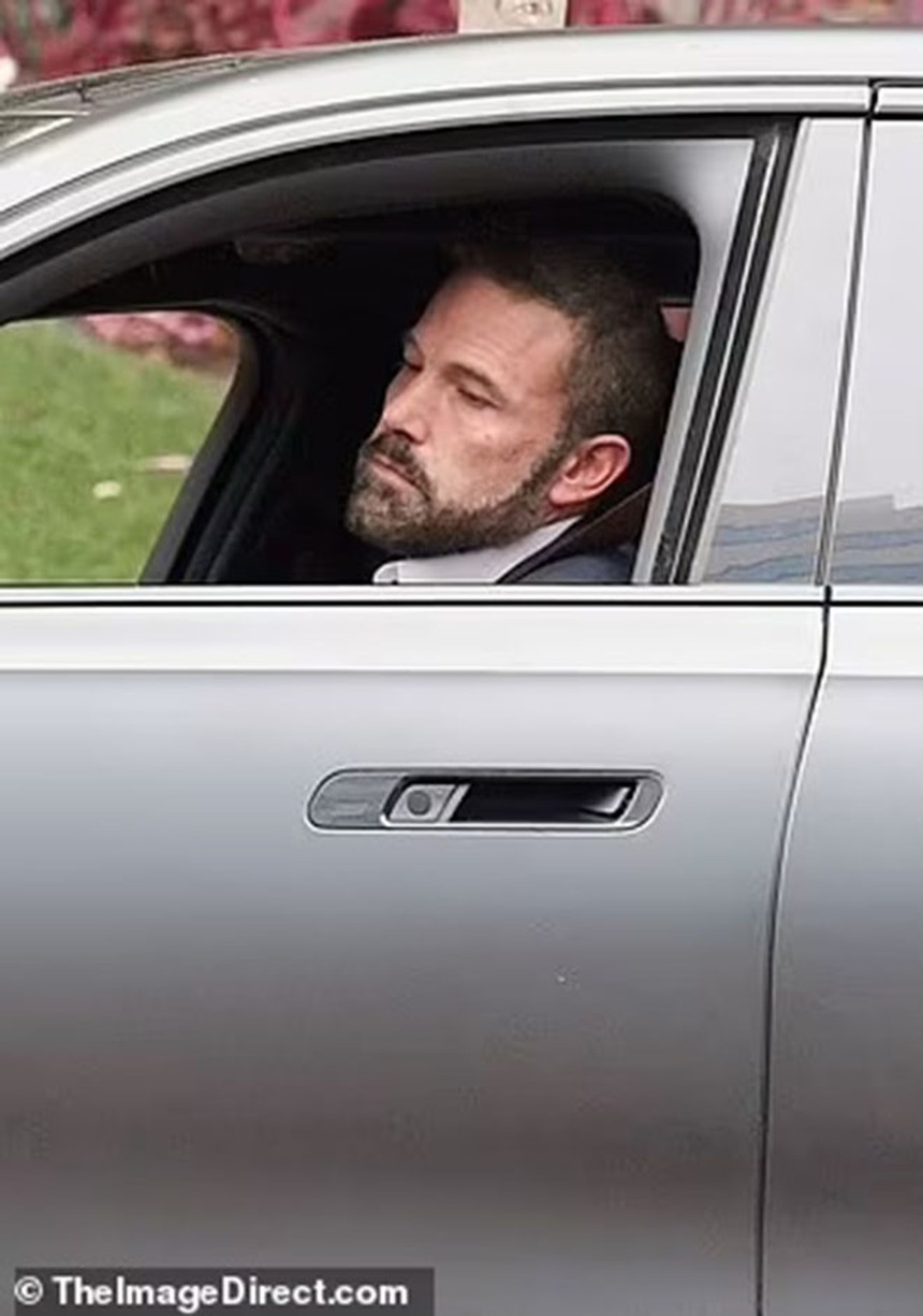 Jennifer Lopez và Ben Affleck gặp luật sư để giải quyết vụ ly hôn "khó nhằn" - Ảnh 3. Jennifer Lopez và Ben Affleck gặp luật sư để giải quyết vụ ly hôn "khó nhằn" - Ảnh 3.