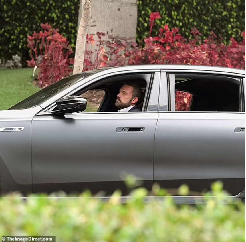 Jennifer Lopez và Ben Affleck gặp luật sư để giải quyết vụ ly hôn "khó nhằn" - Ảnh 4. Jennifer Lopez và Ben Affleck gặp luật sư để giải quyết vụ ly hôn "khó nhằn" - Ảnh 4.