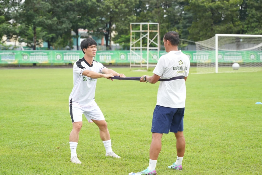 Công Phượng chọn số áo khó hiểu, ra sân tập riêng tại đội bóng hạng Nhất - Ảnh 3. Công Phượng chọn số áo khó hiểu, ra sân tập riêng tại đội bóng hạng Nhất - Ảnh 3.