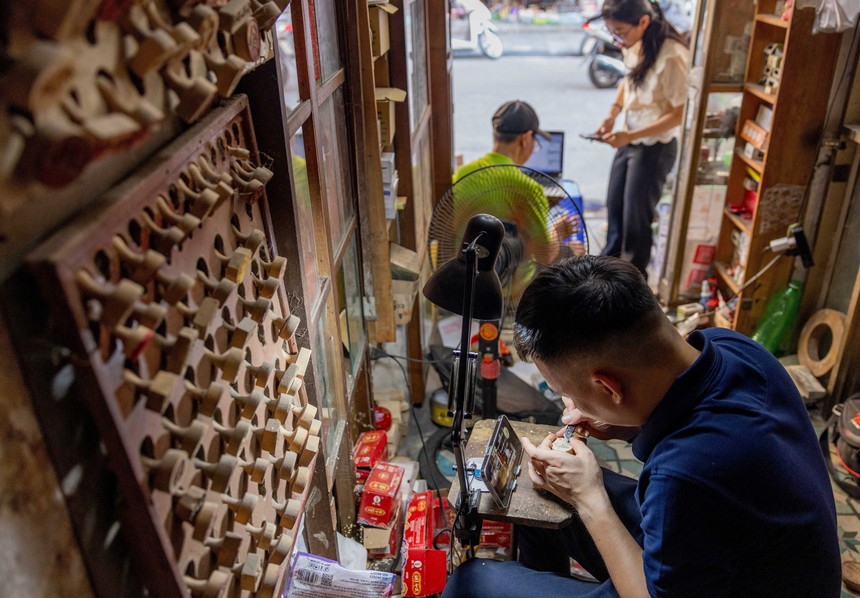 Độc đáo nghề khắc con dấu thủ công trên phố Hàng Quạt - Ảnh 8. Độc đáo nghề khắc con dấu thủ công trên phố Hàng Quạt - Ảnh 8.