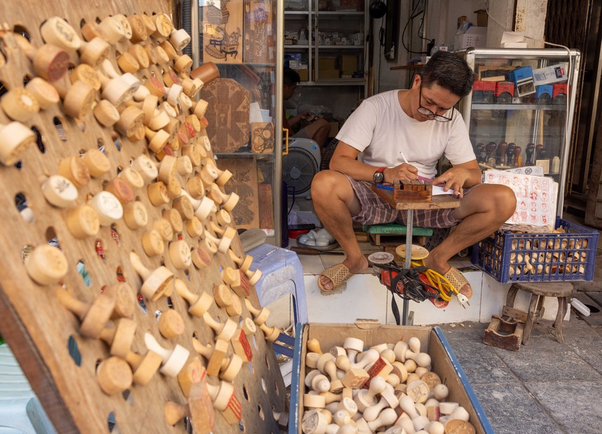 Độc đáo nghề khắc con dấu thủ công trên phố Hàng Quạt - Ảnh 9. Độc đáo nghề khắc con dấu thủ công trên phố Hàng Quạt - Ảnh 9.