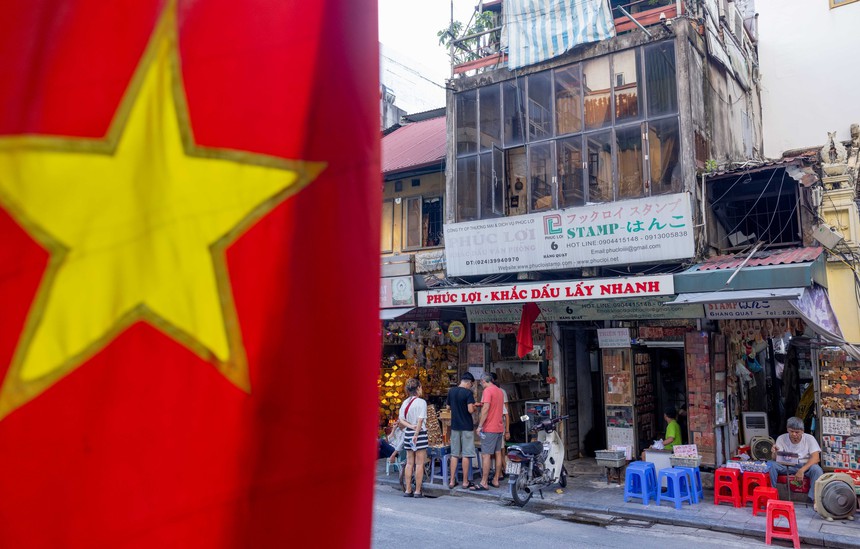 Độc đáo nghề khắc con dấu thủ công trên phố Hàng Quạt - Ảnh 1. Độc đáo nghề khắc con dấu thủ công trên phố Hàng Quạt - Ảnh 1.