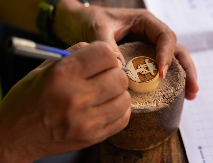 Độc đáo nghề khắc con dấu thủ công trên phố Hàng Quạt - Ảnh 4. Độc đáo nghề khắc con dấu thủ công trên phố Hàng Quạt - Ảnh 4.