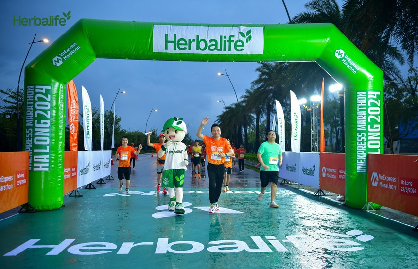 Herbalife Việt Nam là Nhà tài trợ dinh dưỡng cho giải VnExpress Marathon Hạ Long 2024 - Ảnh 1. Herbalife Việt Nam là Nhà tài trợ dinh dưỡng cho giải VnExpress Marathon Hạ Long 2024 - Ảnh 1.