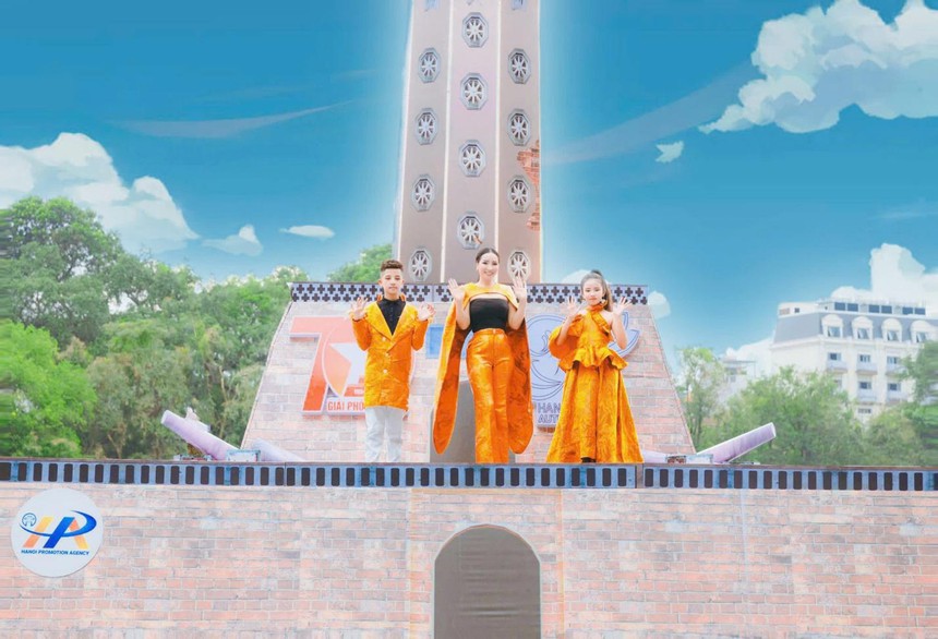 NTK Châu Loan ra mắt ba BST thời trang lấy cảm hứng từ mùa Thu Hà Nội - Ảnh 1. NTK Châu Loan ra mắt ba BST thời trang lấy cảm hứng từ mùa Thu Hà Nội - Ảnh 1.