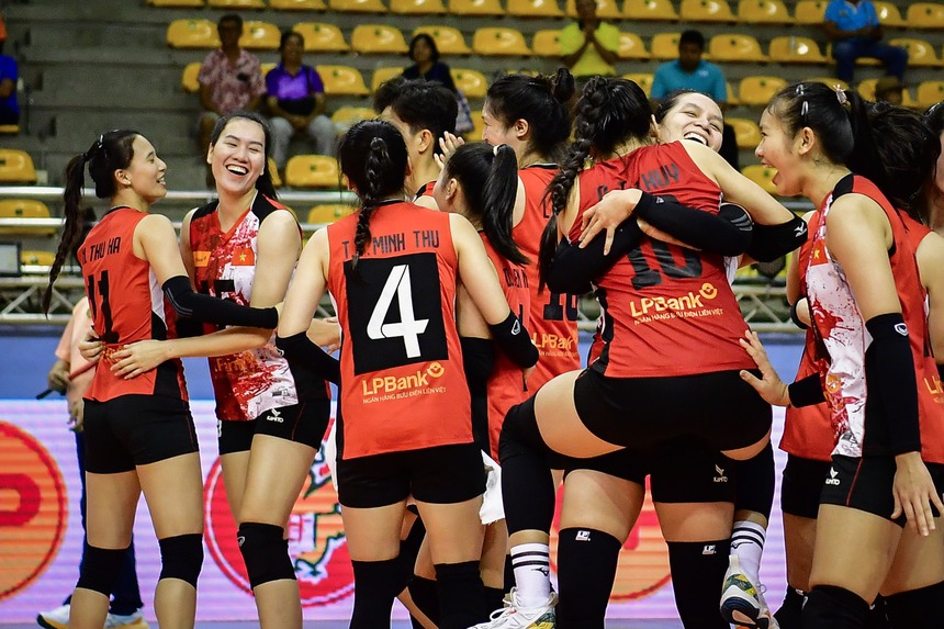 Nguyễn Thị Trinh (thứ 2 từ trái qua phải) cùng đồng đội ở LPBank Ninh Bình sẽ đi Trung Quốc thi đấu giải vô địch các CLB bóng chuyền nữ thế giới Nguyễn Thị Trinh (thứ 2 từ trái qua phải) cùng đồng đội ở LPBank Ninh Bình sẽ đi Trung Quốc thi đấu giải vô địch các CLB bóng chuyền nữ thế giới