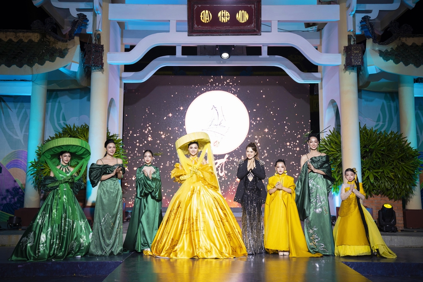 Quán quân Thiệu Vy rực rỡ với áo dài "Họa giang sơn" - Ảnh 2. Quán quân Thiệu Vy rực rỡ với áo dài "Họa giang sơn" - Ảnh 2.