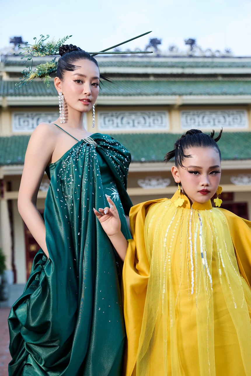 Quán quân Thiệu Vy rực rỡ với áo dài "Họa giang sơn" - Ảnh 1. Quán quân Thiệu Vy rực rỡ với áo dài "Họa giang sơn" - Ảnh 1.