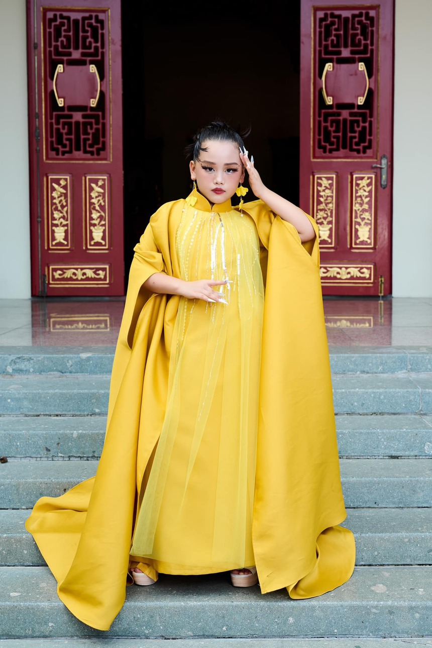 Quán quân Thiệu Vy rực rỡ với áo dài "Họa giang sơn" - Ảnh 3. Quán quân Thiệu Vy rực rỡ với áo dài "Họa giang sơn" - Ảnh 3.