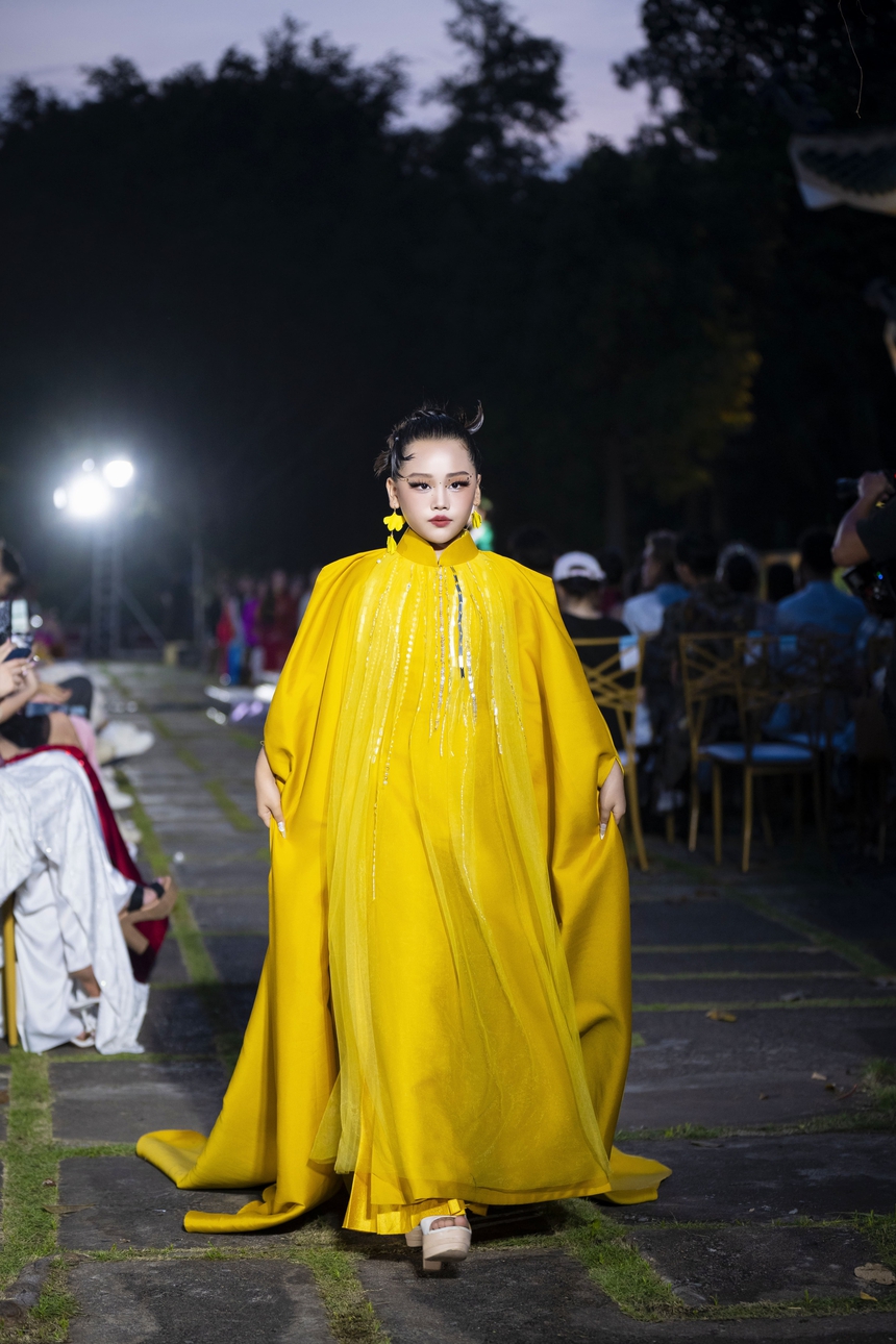 Quán quân Thiệu Vy rực rỡ với áo dài "Họa giang sơn" - Ảnh 4. Quán quân Thiệu Vy rực rỡ với áo dài "Họa giang sơn" - Ảnh 4.