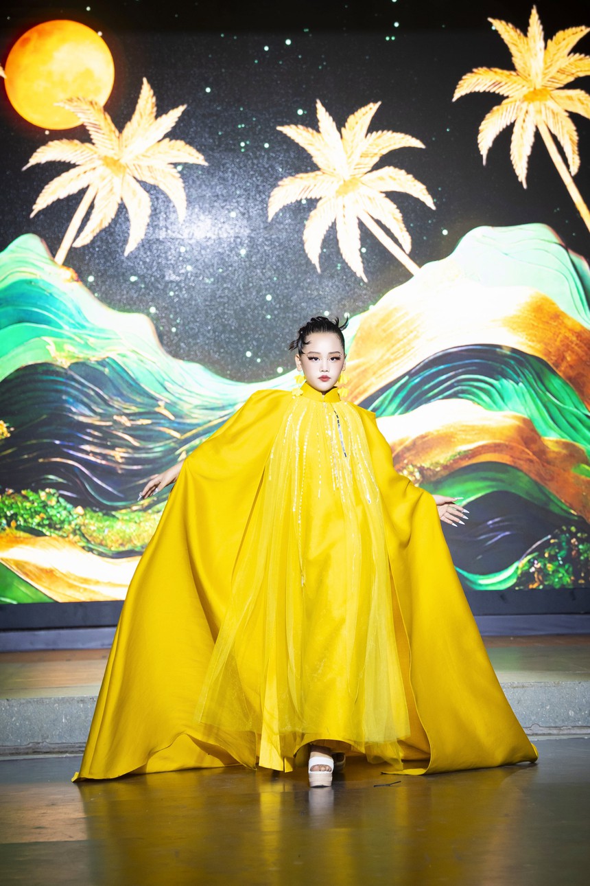 Quán quân Thiệu Vy rực rỡ với áo dài "Họa giang sơn" - Ảnh 5. Quán quân Thiệu Vy rực rỡ với áo dài "Họa giang sơn" - Ảnh 5.