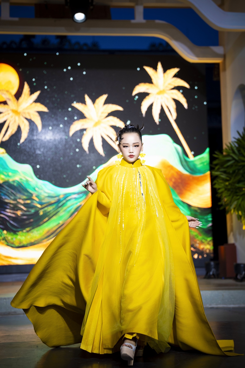 Quán quân Thiệu Vy rực rỡ với áo dài "Họa giang sơn" - Ảnh 6. Quán quân Thiệu Vy rực rỡ với áo dài "Họa giang sơn" - Ảnh 6.