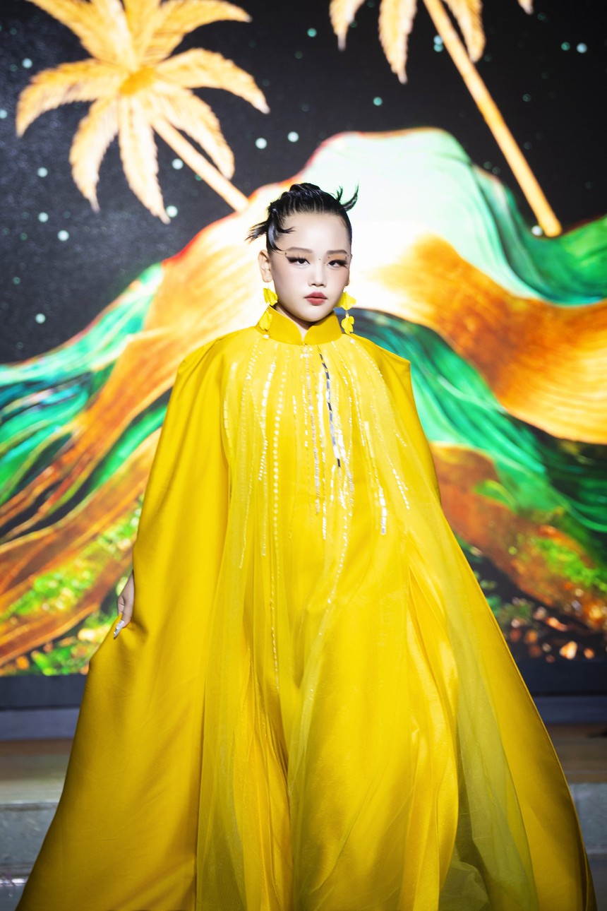 Quán quân Thiệu Vy rực rỡ với áo dài "Họa giang sơn" - Ảnh 7. Quán quân Thiệu Vy rực rỡ với áo dài "Họa giang sơn" - Ảnh 7.