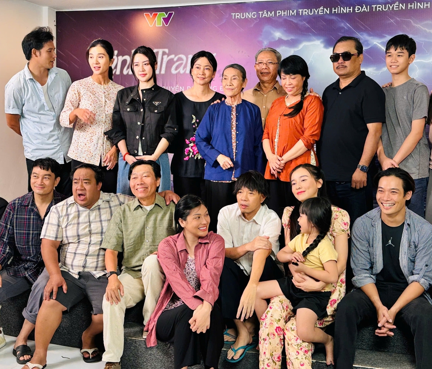 Lily Chen tái ngộ diễn viên Thái Hòa trong phim "Mẹ Biển" - Ảnh 1.