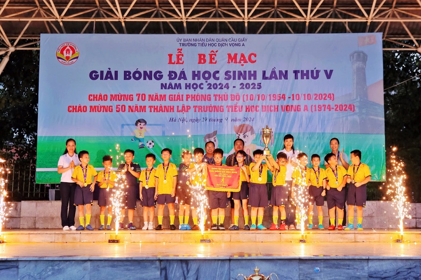 Trường Tiểu học Dịch Vọng A tổ chức giải bóng đá chào mừng 70 năm Ngày giải phóng Thủ đô - Ảnh 4. Trường Tiểu học Dịch Vọng A tổ chức giải bóng đá chào mừng 70 năm Ngày giải phóng Thủ đô - Ảnh 4.