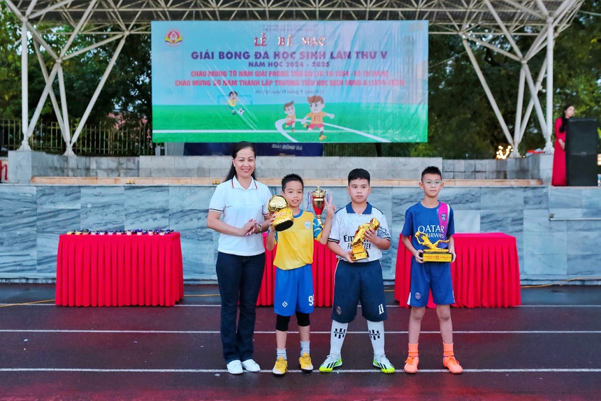 Trường Tiểu học Dịch Vọng A tổ chức giải bóng đá chào mừng 70 năm Ngày giải phóng Thủ đô - Ảnh 7. Trường Tiểu học Dịch Vọng A tổ chức giải bóng đá chào mừng 70 năm Ngày giải phóng Thủ đô - Ảnh 7.