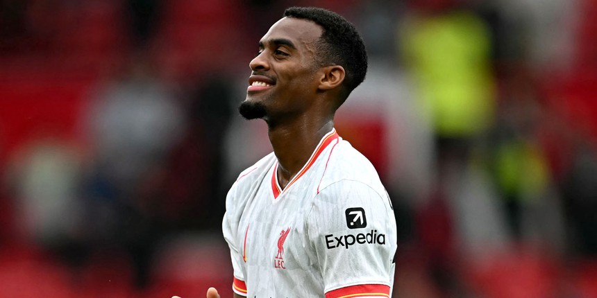 Gravenberch tái sinh tuyến giữa Liverpool - Ảnh 1.