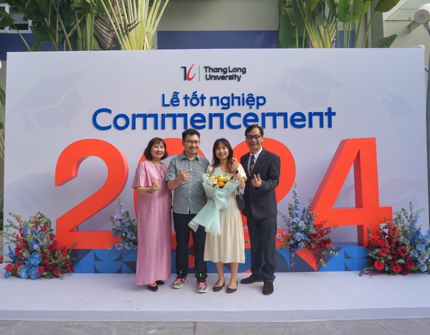 Ông Vinh trong 'Đi giữa trời rực rỡ': Là diễn viên tay ngang, hôn nhân kín tiếng nhưng viên mãn - Ảnh 3. Ông Vinh trong 'Đi giữa trời rực rỡ': Là diễn viên tay ngang, hôn nhân kín tiếng nhưng viên mãn - Ảnh 3.