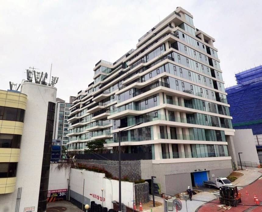 J-Hope BTS sở hữu 4 căn hộ sang trọng tại Seoul, netizen phản ứng thế nào? - Ảnh 3. J-Hope BTS sở hữu 4 căn hộ sang trọng tại Seoul, netizen phản ứng thế nào? - Ảnh 3.