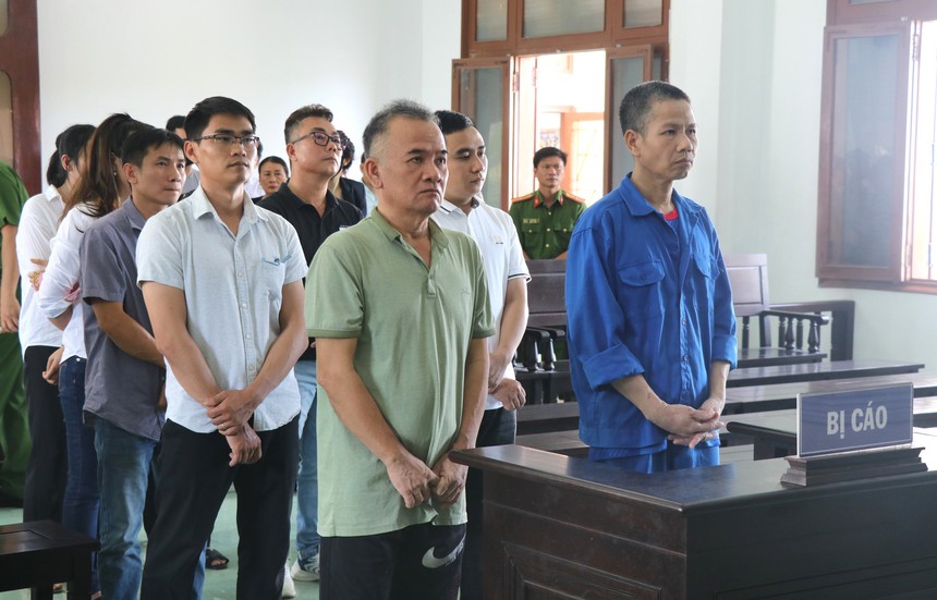 Phạt tù 10 bị cáo nhận hối lộ khi đăng kiểm xe cơ giới tại Phú Yên - Ảnh 1. Phạt tù 10 bị cáo nhận hối lộ khi đăng kiểm xe cơ giới tại Phú Yên - Ảnh 1.