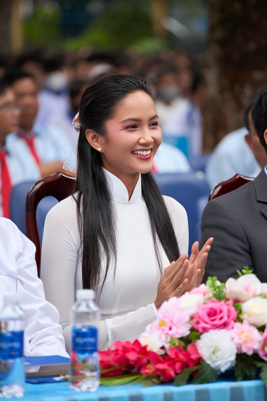 H’Hen Niê về lại trường cũ, trao quà nhân ngày khai giảng năm học mới - Ảnh 1. H’Hen Niê về lại trường cũ, trao quà nhân ngày khai giảng năm học mới - Ảnh 1.