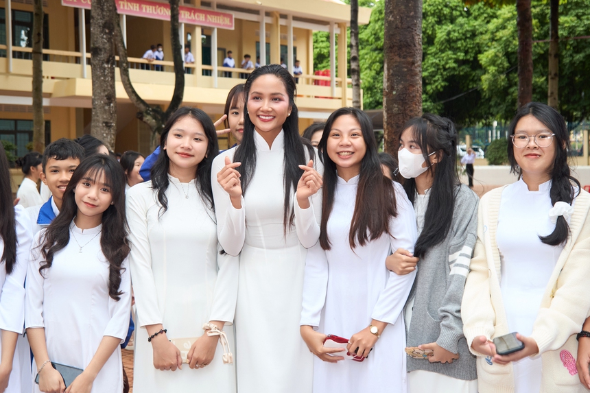 H’Hen Niê về lại trường cũ, trao quà nhân ngày khai giảng năm học mới - Ảnh 4. H’Hen Niê về lại trường cũ, trao quà nhân ngày khai giảng năm học mới - Ảnh 4.