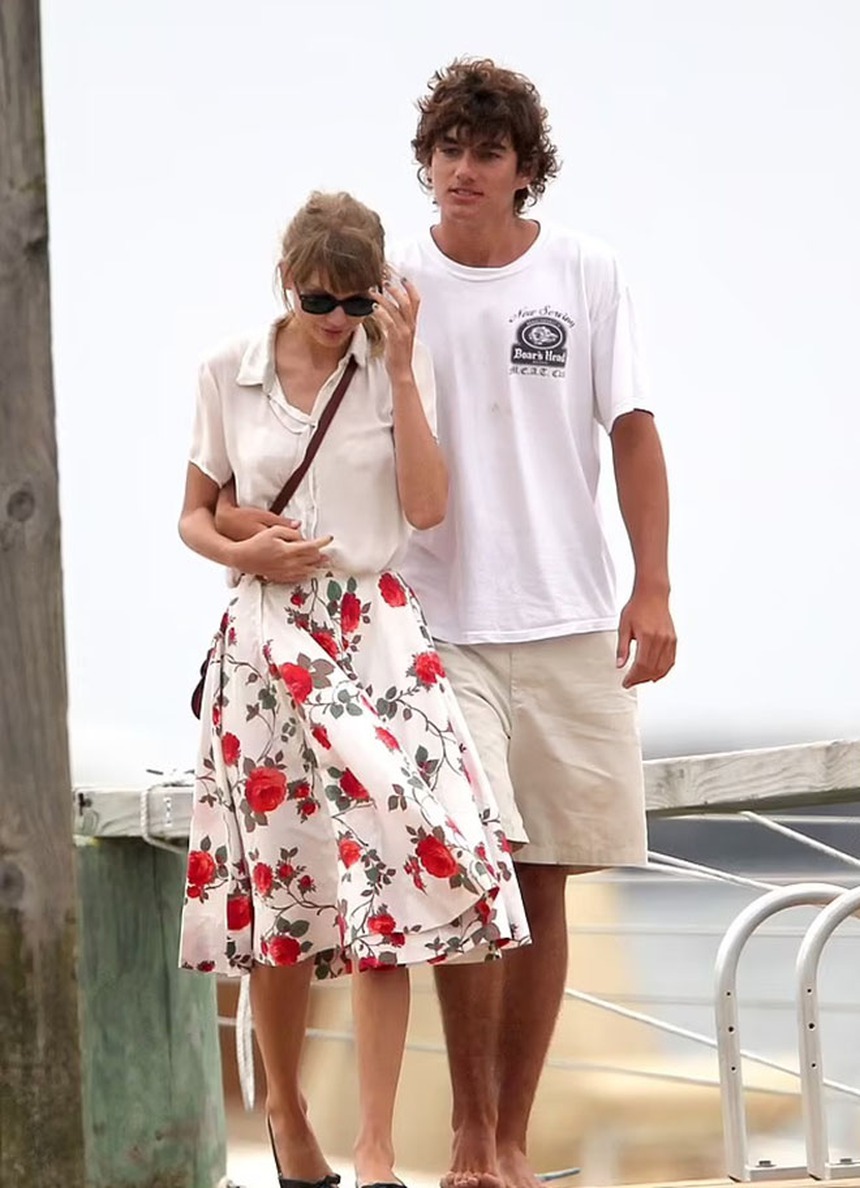 "Soi" cuộc sống của cháu gái Kennedy, người khiến Ben Affleck mỉm cười trở lại? - Ảnh 5. "Soi" cuộc sống của cháu gái Kennedy, người khiến Ben Affleck mỉm cười trở lại? - Ảnh 5.