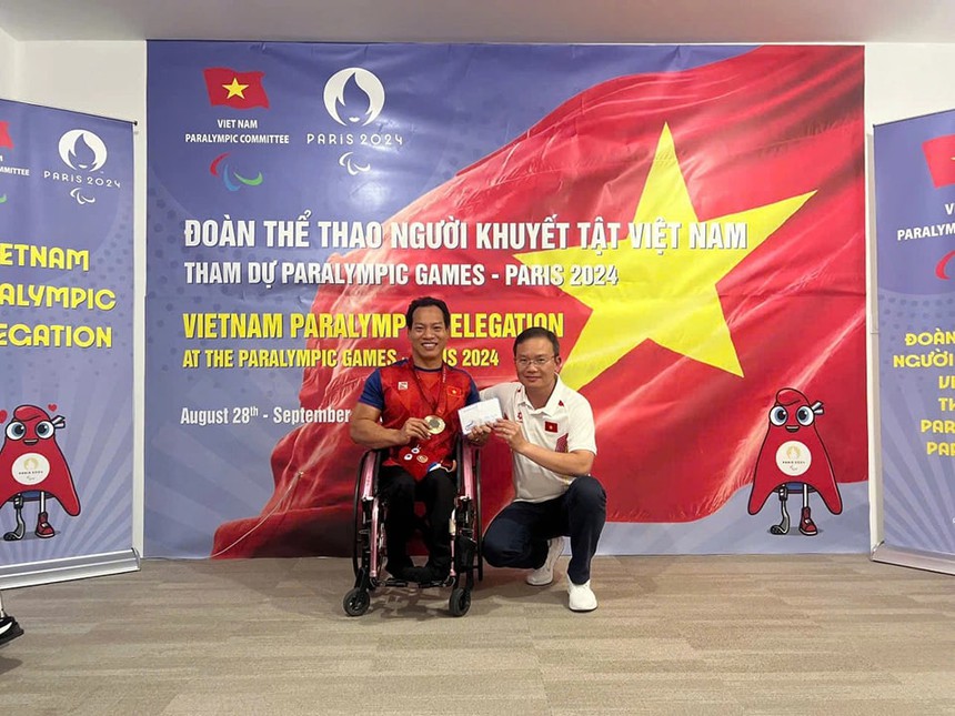 Lực sĩ Lê Văn Công nhận thưởng nóng sau khi giành HCĐ Paralympic 2024 Lực sĩ Lê Văn Công nhận thưởng nóng sau khi giành HCĐ Paralympic 2024