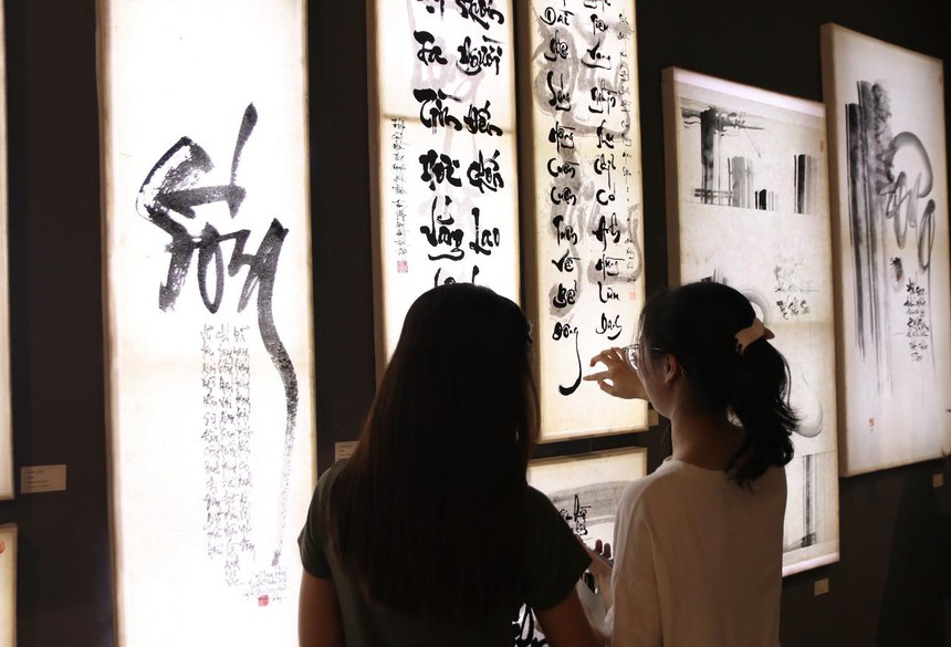 Đan xen xưa & nay trong thư pháp chữ Quốc ngữ - Ảnh 1. Đan xen xưa & nay trong thư pháp chữ Quốc ngữ - Ảnh 1.