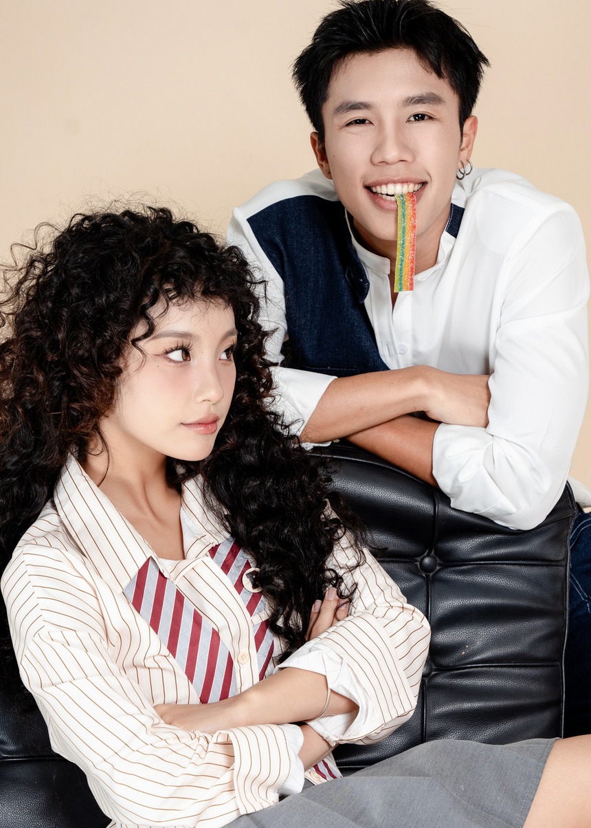 Thu Hà Ceri trông khác lạ trong bộ ảnh với bạn diễn 'Đi giữa trời rực rỡ' - Ảnh 1. Thu Hà Ceri trông khác lạ trong bộ ảnh với bạn diễn 'Đi giữa trời rực rỡ' - Ảnh 1.