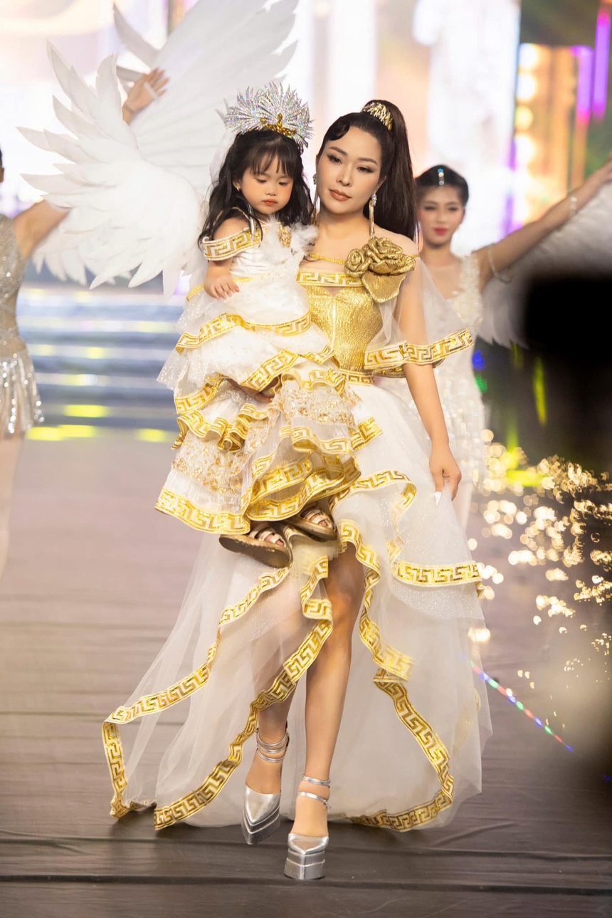 Mẫu nhí 2 tuổi Cherry Phạm biểu cảm đáng yêu trên sàn diễn thời trang - Ảnh 2. Mẫu nhí 2 tuổi Cherry Phạm biểu cảm đáng yêu trên sàn diễn thời trang - Ảnh 2.