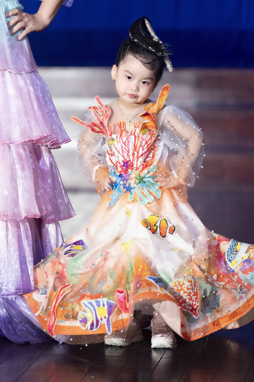 Mẫu nhí 2 tuổi Cherry Phạm biểu cảm đáng yêu trên sàn diễn thời trang - Ảnh 4. Mẫu nhí 2 tuổi Cherry Phạm biểu cảm đáng yêu trên sàn diễn thời trang - Ảnh 4.