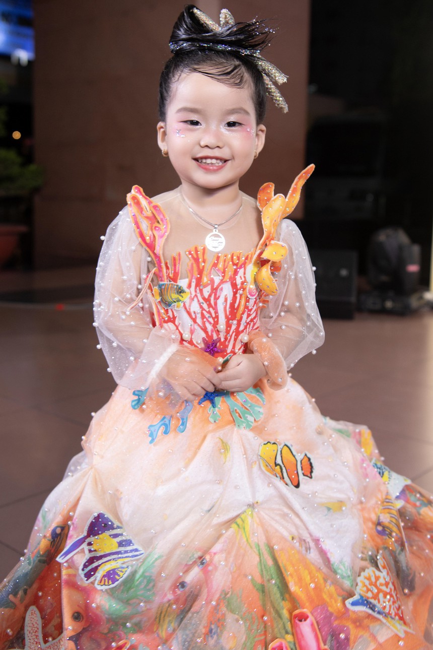 Mẫu nhí 2 tuổi Cherry Phạm biểu cảm đáng yêu trên sàn diễn thời trang - Ảnh 5. Mẫu nhí 2 tuổi Cherry Phạm biểu cảm đáng yêu trên sàn diễn thời trang - Ảnh 5.