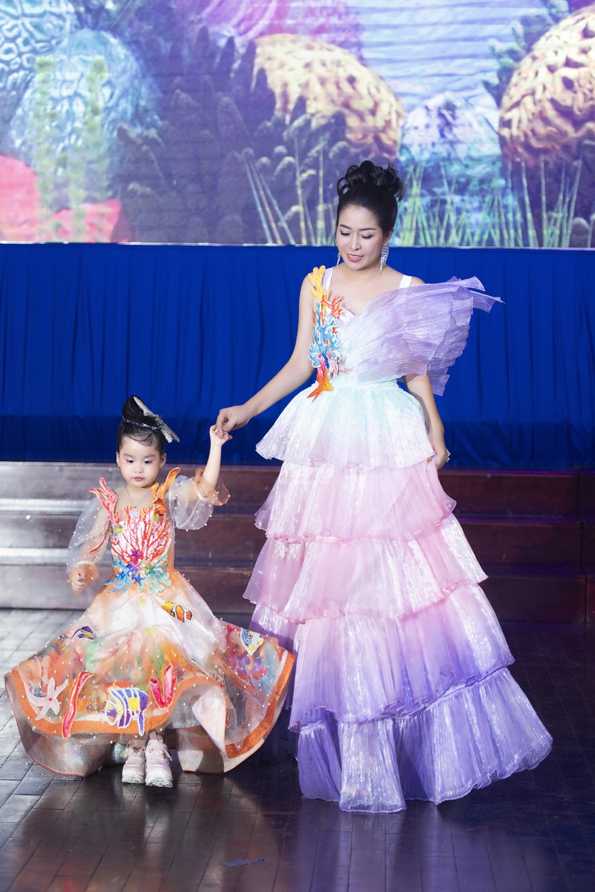 Mẫu nhí 2 tuổi Cherry Phạm biểu cảm đáng yêu trên sàn diễn thời trang - Ảnh 6. Mẫu nhí 2 tuổi Cherry Phạm biểu cảm đáng yêu trên sàn diễn thời trang - Ảnh 6.