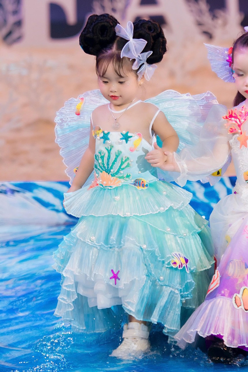 Mẫu nhí 2 tuổi Cherry Phạm biểu cảm đáng yêu trên sàn diễn thời trang - Ảnh 7. Mẫu nhí 2 tuổi Cherry Phạm biểu cảm đáng yêu trên sàn diễn thời trang - Ảnh 7.