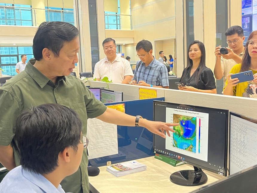 Phó Thủ tướng Trần Hồng Hà: Sẵn sàng ứng phó thời điểm bão mạnh nhất lúc 17 giờ ngày 7/9 - Ảnh 1. Phó Thủ tướng Trần Hồng Hà: Sẵn sàng ứng phó thời điểm bão mạnh nhất lúc 17 giờ ngày 7/9 - Ảnh 1.