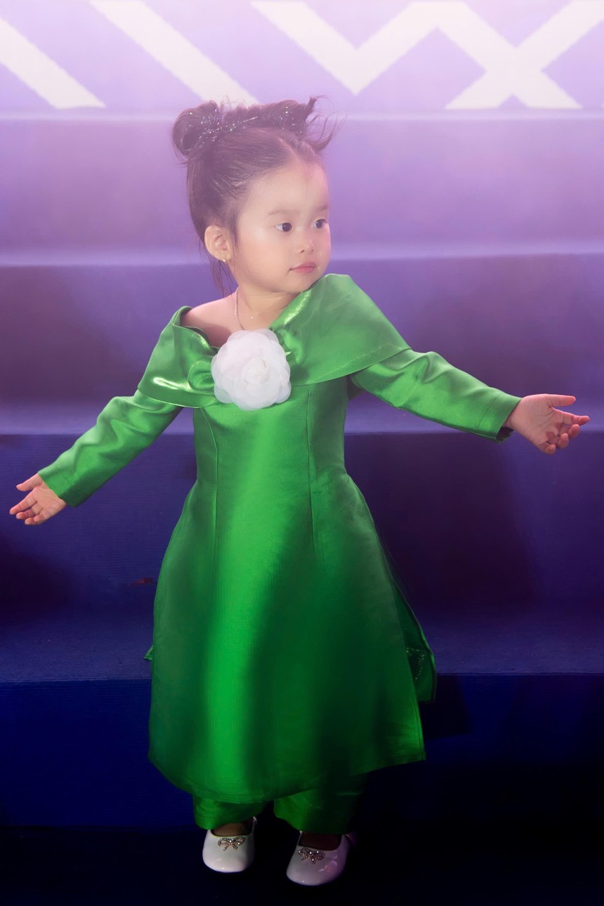 Mẫu nhí 2 tuổi Cherry Phạm biểu cảm đáng yêu trên sàn diễn thời trang - Ảnh 8. Mẫu nhí 2 tuổi Cherry Phạm biểu cảm đáng yêu trên sàn diễn thời trang - Ảnh 8.