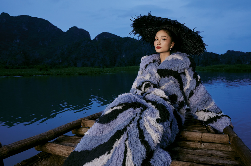 H’Hen Niê, Ngọc Châu, Xuân Hạnh làm nàng thơ cho NTK Lê Thanh Hòa - Ảnh 3. H’Hen Niê, Ngọc Châu, Xuân Hạnh làm nàng thơ cho NTK Lê Thanh Hòa - Ảnh 3.