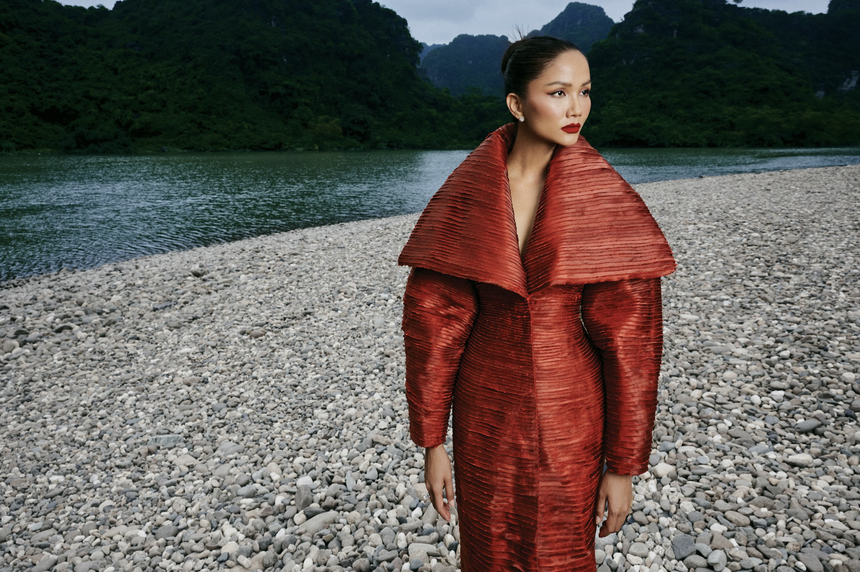 H’Hen Niê, Ngọc Châu, Xuân Hạnh làm nàng thơ cho NTK Lê Thanh Hòa - Ảnh 4. H’Hen Niê, Ngọc Châu, Xuân Hạnh làm nàng thơ cho NTK Lê Thanh Hòa - Ảnh 4.