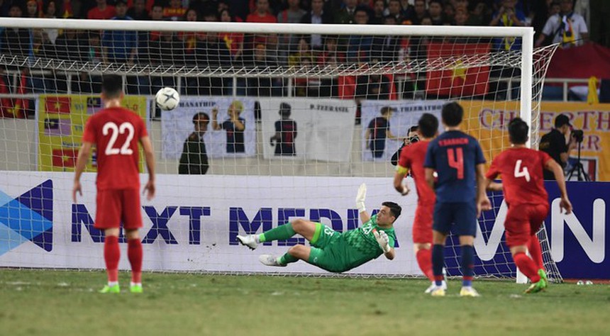 Văn Lâm trổ tài cứu thua khiến Thái Lan 'sút mỏi chân không vào', cản 11m xuất sắc khiến CĐV đối thủ thở dài - Ảnh 1.