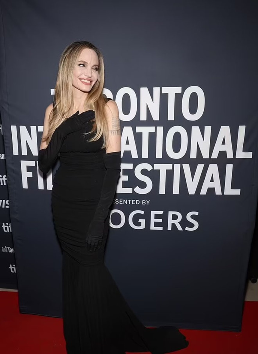 Pax Thiên để lộ trán sẹo khi xuất hiện cùng mẹ Angelina Jolie trên thảm đỏ TIFF - Ảnh 8.