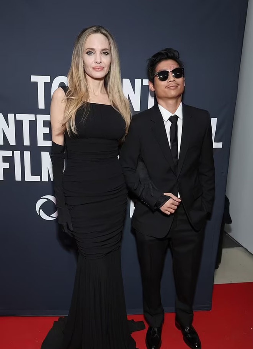 Pax Thiên để lộ trán sẹo khi xuất hiện cùng mẹ Angelina Jolie trên thảm đỏ TIFF - Ảnh 1.