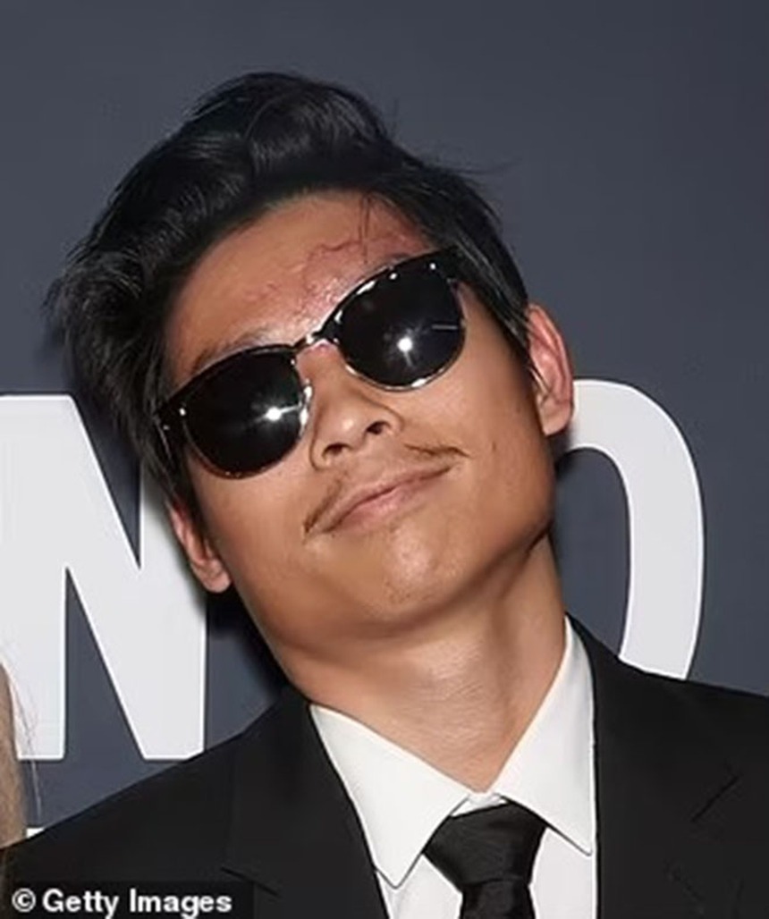 Pax Thiên để lộ trán sẹo khi xuất hiện cùng mẹ Angelina Jolie trên thảm đỏ TIFF - Ảnh 3.