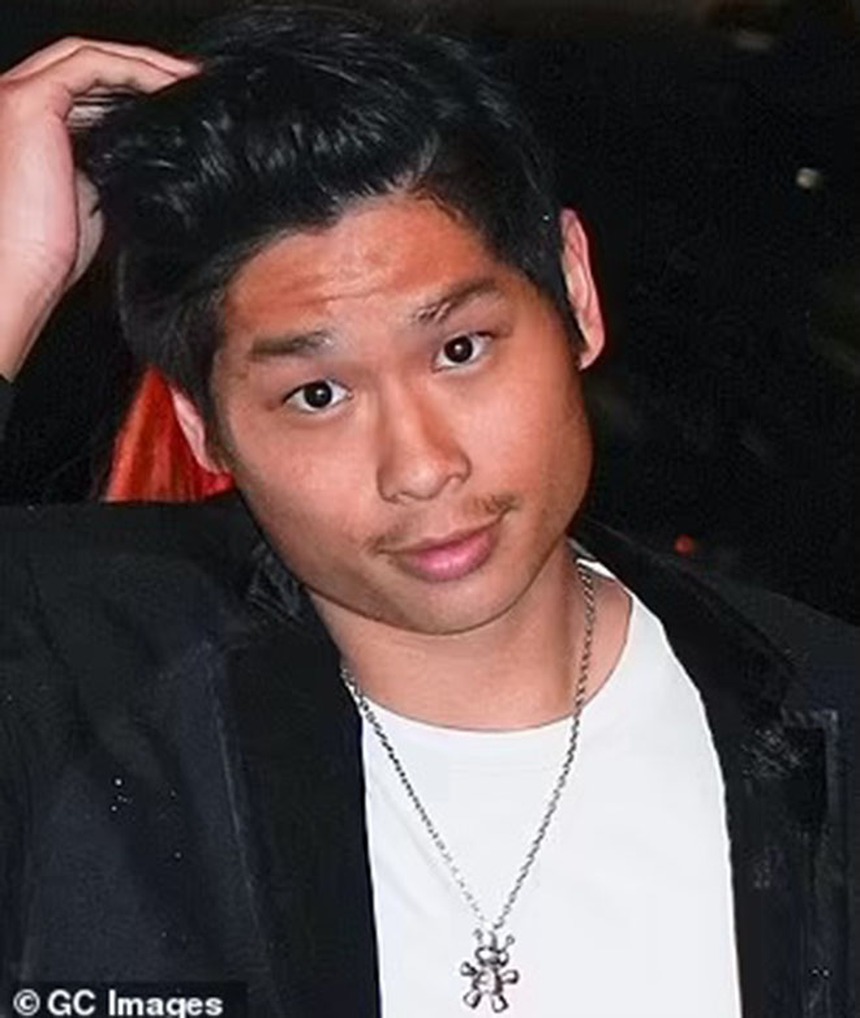 Pax Thiên để lộ trán sẹo khi xuất hiện cùng mẹ Angelina Jolie trên thảm đỏ TIFF - Ảnh 4.