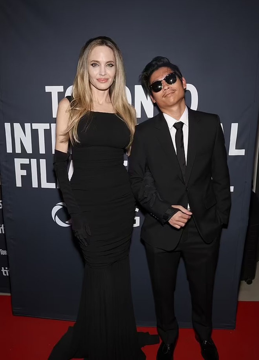 Pax Thiên để lộ trán sẹo khi xuất hiện cùng mẹ Angelina Jolie trên thảm đỏ TIFF - Ảnh 2.