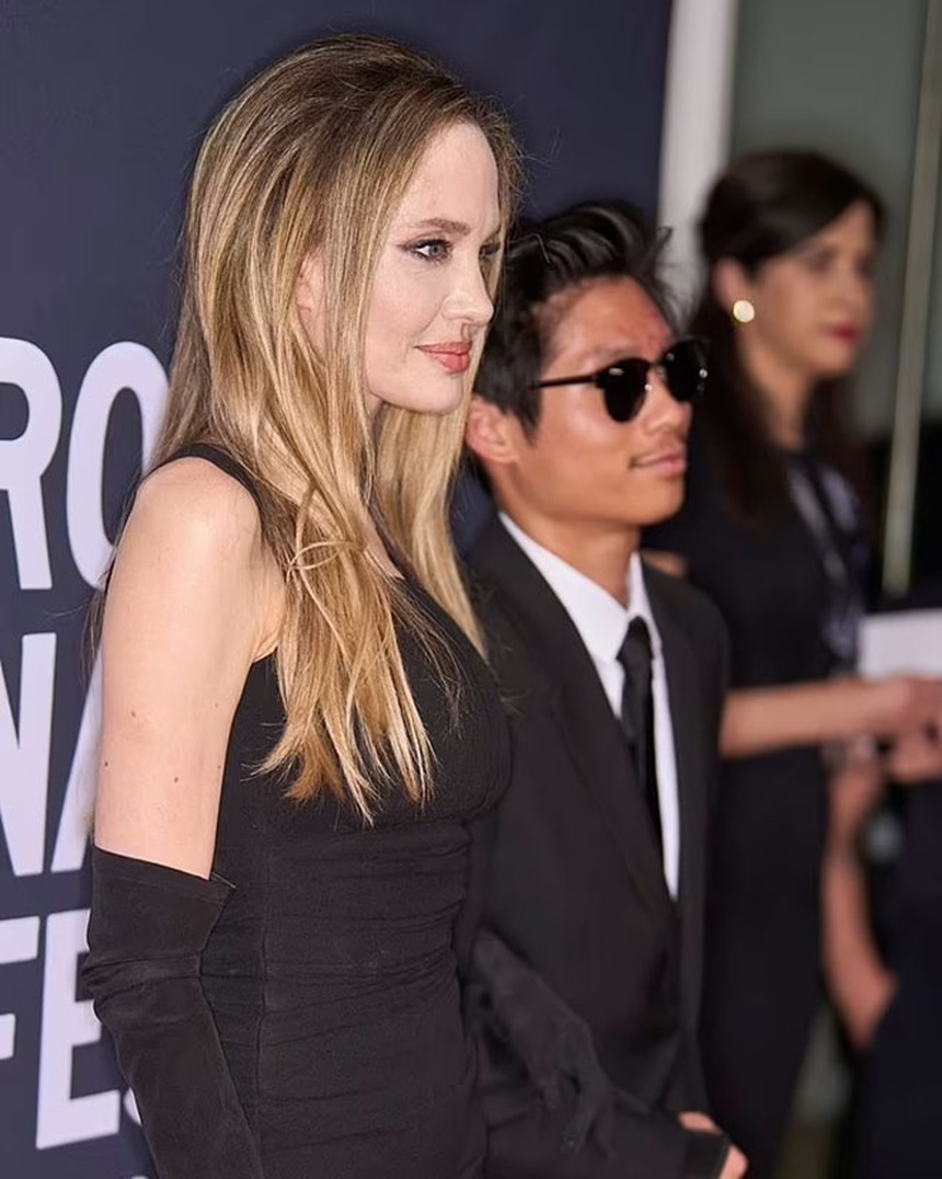 Pax Thiên để lộ trán sẹo khi xuất hiện cùng mẹ Angelina Jolie trên thảm đỏ TIFF - Ảnh 7.