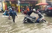 TP. Hồ Chí Minh: Người dân loay hoay, chật vật lội nước nước về nhà