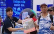 Độc giả hào hứng xếp hàng nhận báo Thể thao & Văn hóa tại triển lãm A80